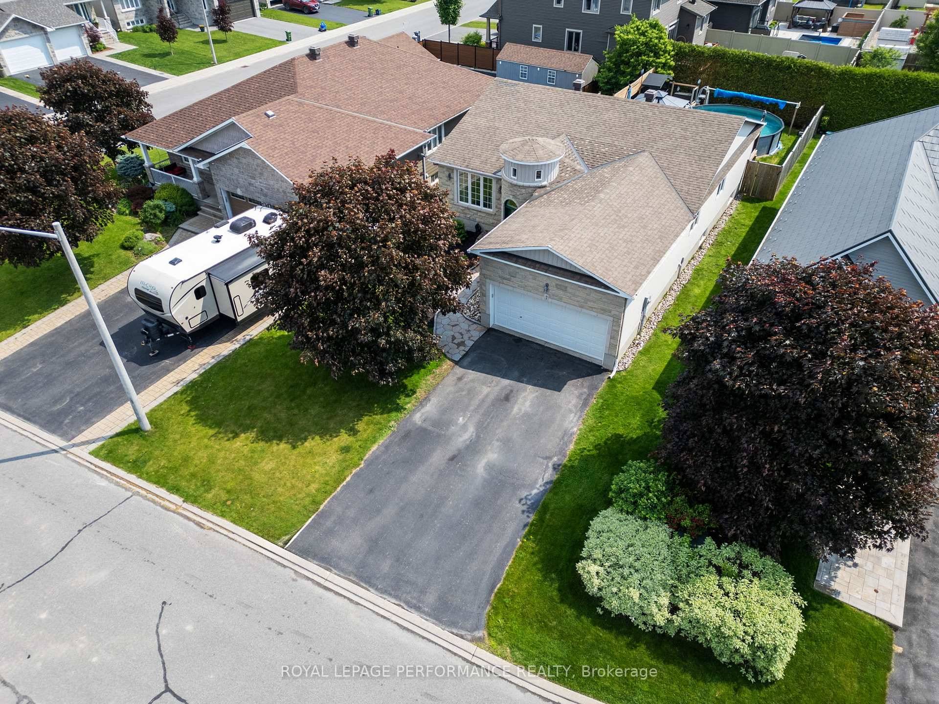 This move in ready, 3 bedroom bungalow offers just the right amount of everything !