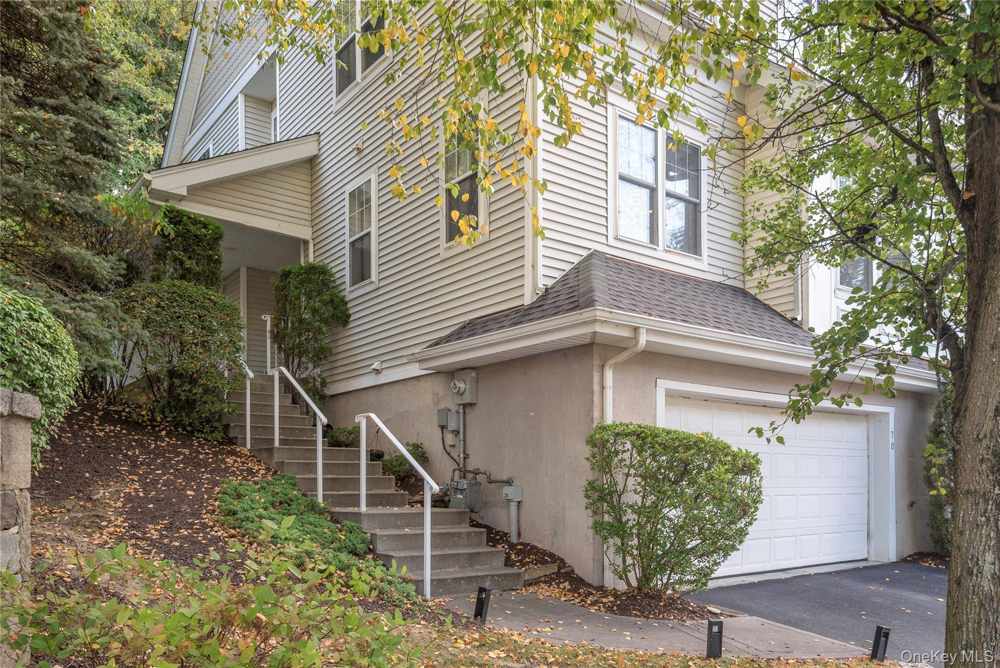 Welcome to this beautifully maintained 3 bedroom, 3.