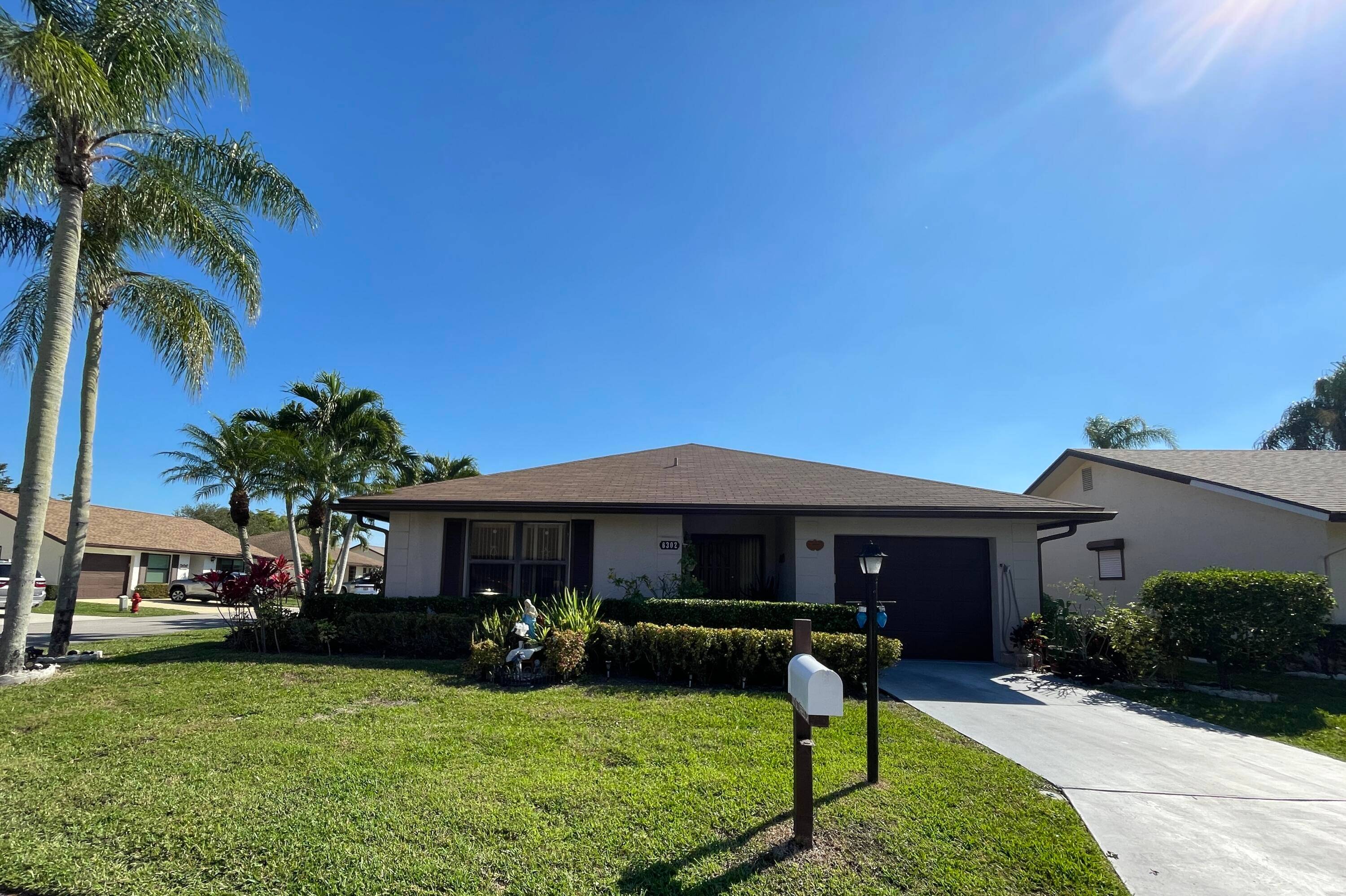 ATTENTION 55 BUYERS ! ! LOOKING FOR 2 2 PLUS DEN, SINGLE CAR GARAGE, CORNER LOT ?