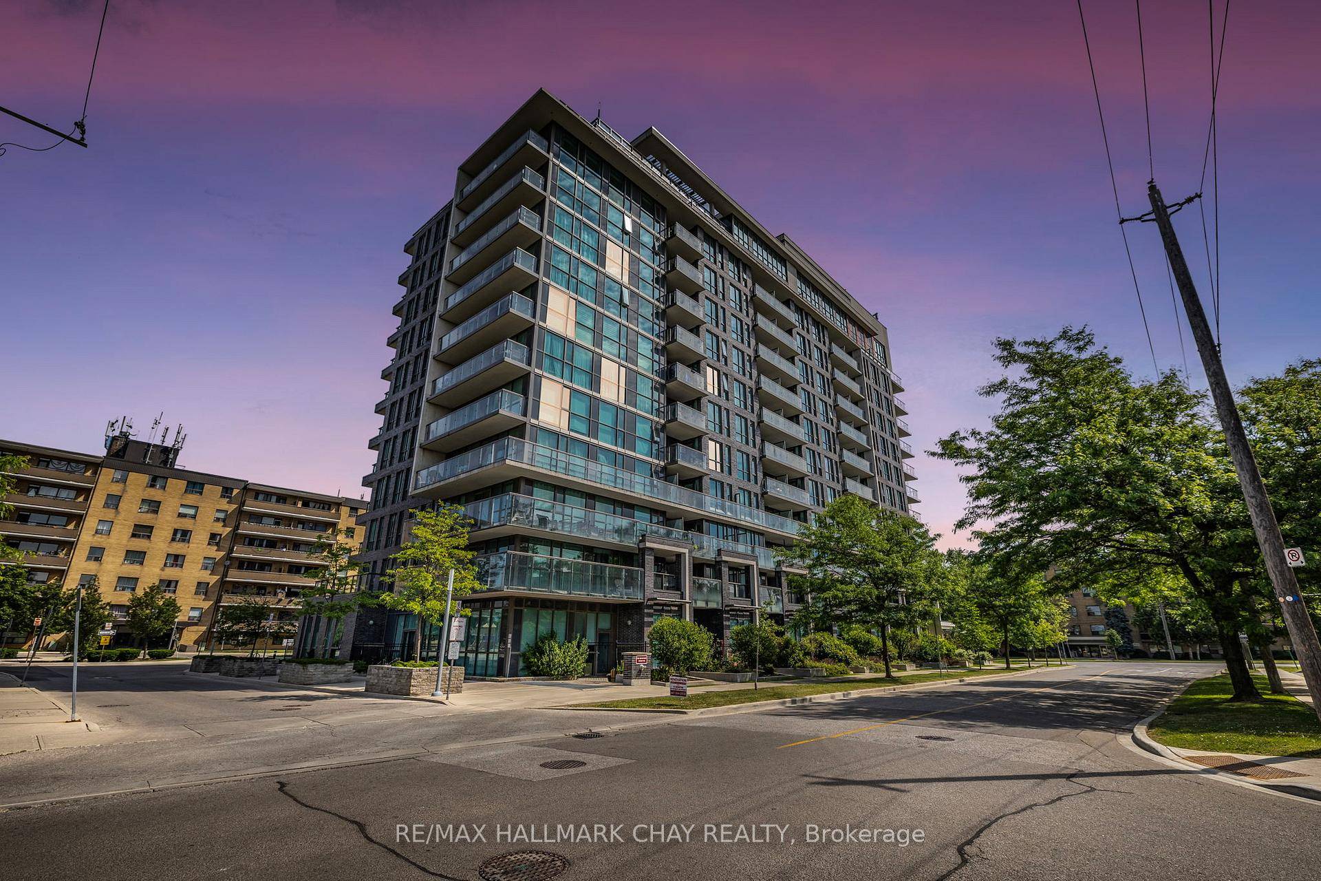Bright amp ; Spacious 1 Den in the Highly Sought After Cloud 9 Condos.