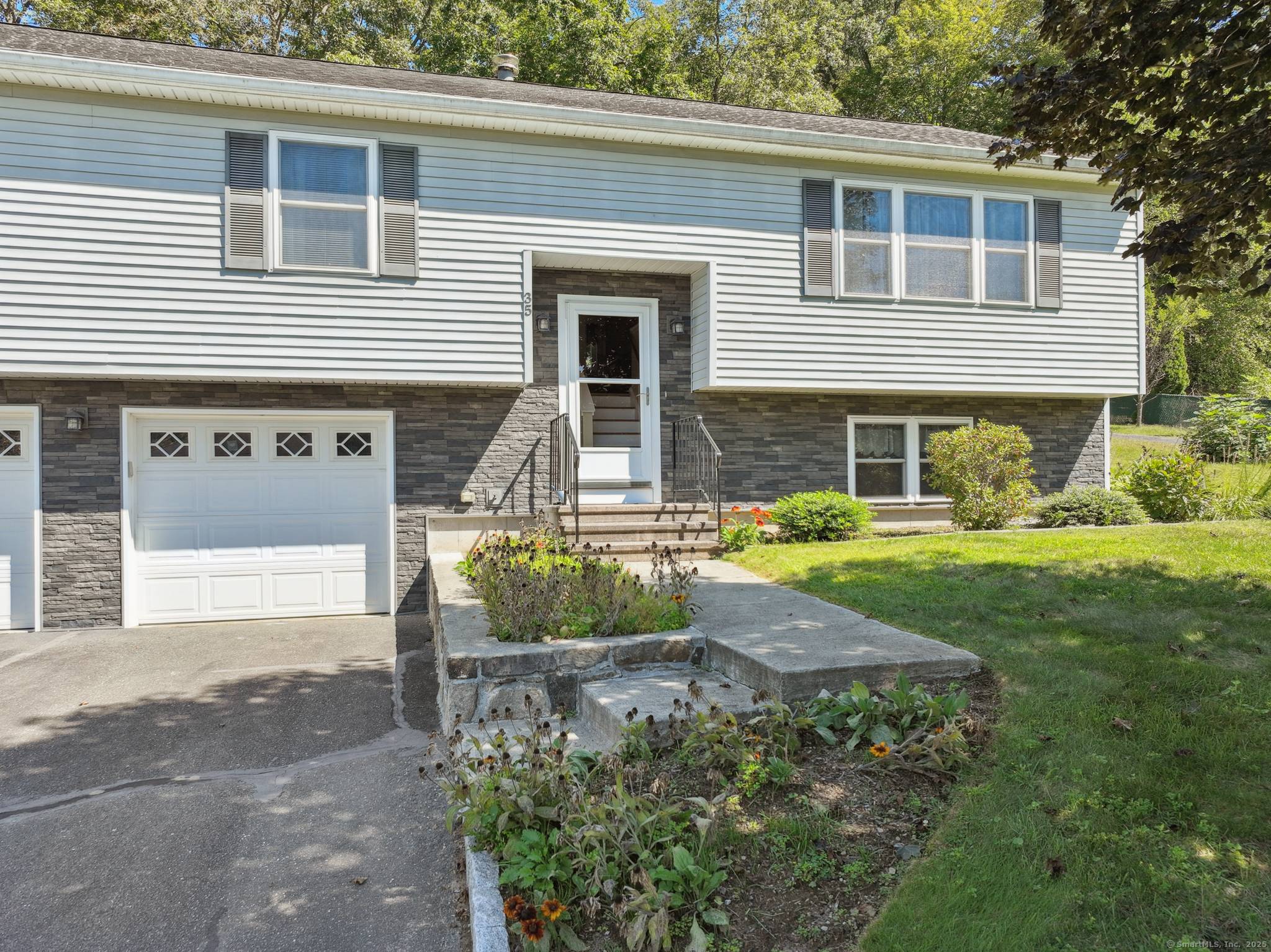 SELLER SAYS SELL IT ! The owner is ready to move NOW and this deal won't last !