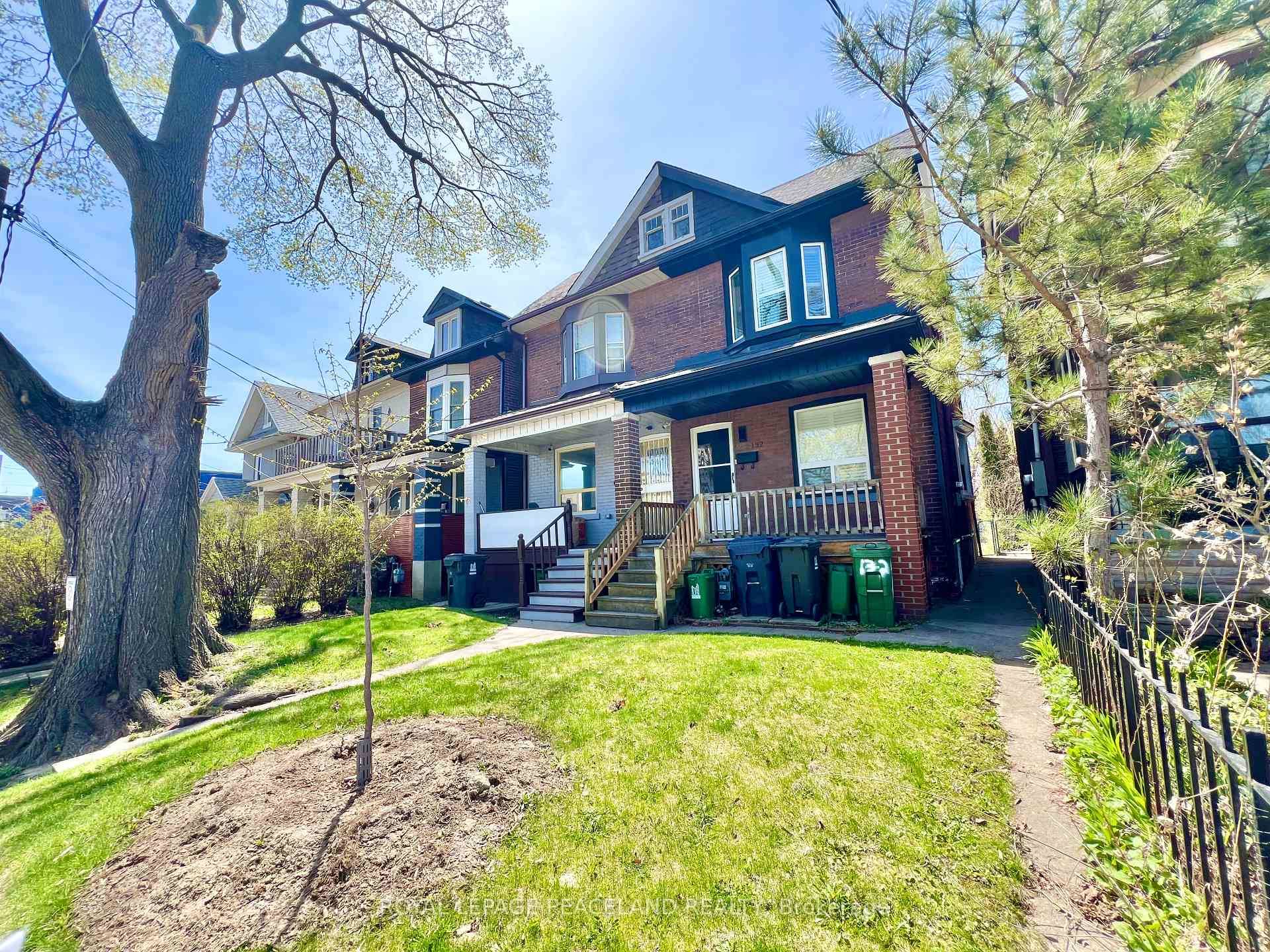 Cozy 3 1 bed Semi Detached Home in Leslieville.