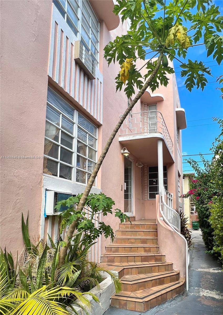 1 Bed 2 Full Bath corner unit 600SqFt in the heart of South Beach !