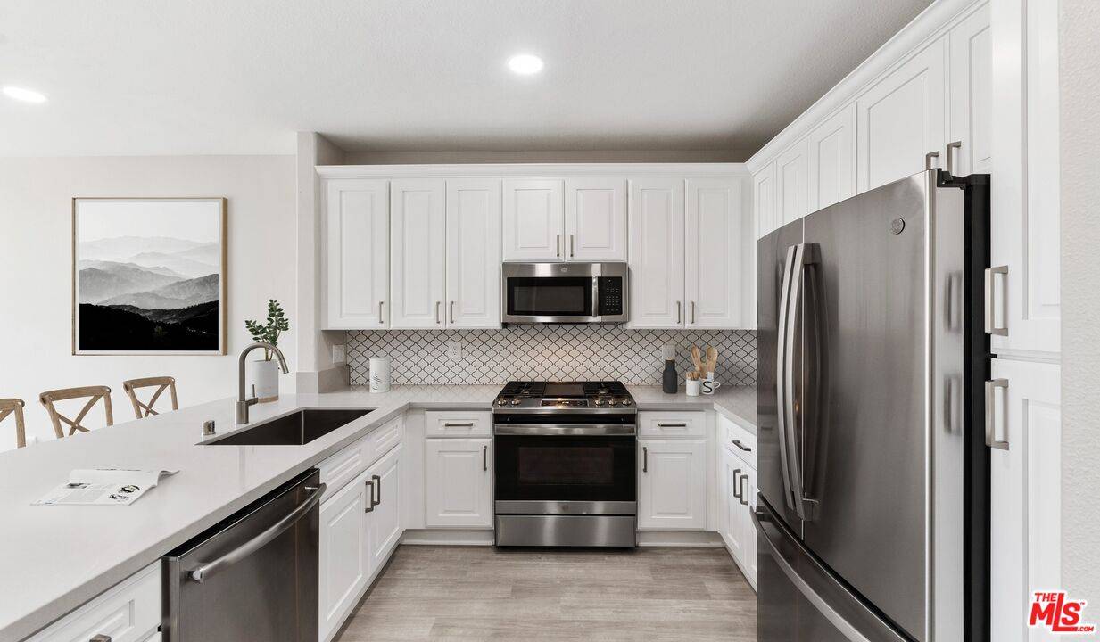 6280  W 3RD St 2BR Hancock Park La