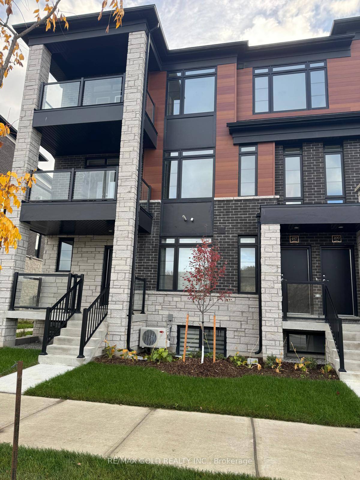 Brand new townhome, Single car garage, 2 car parking.