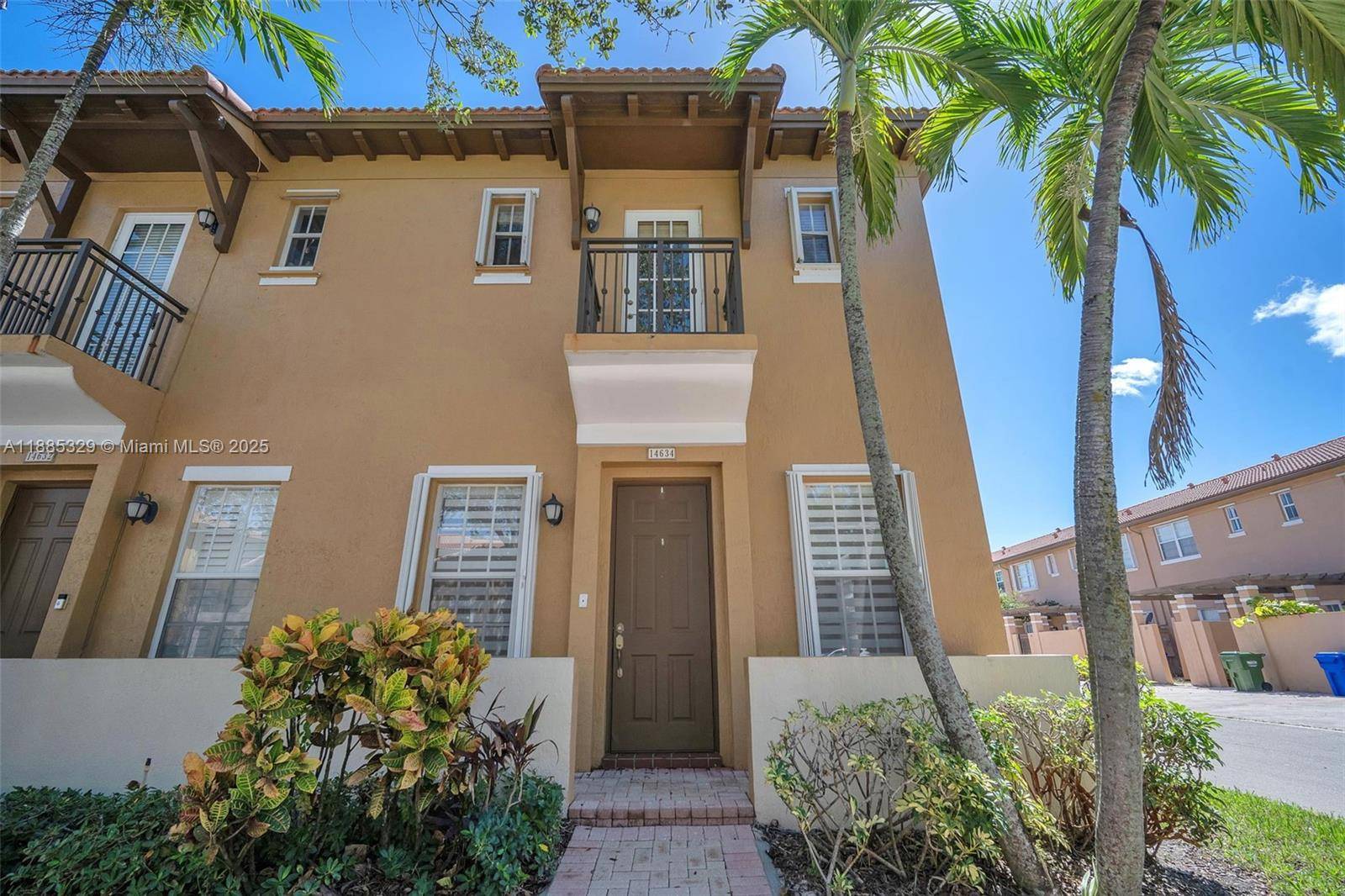 Stunning 2BR 2. 5BA corner townhouse in the highly desired gated Cobblestone community !