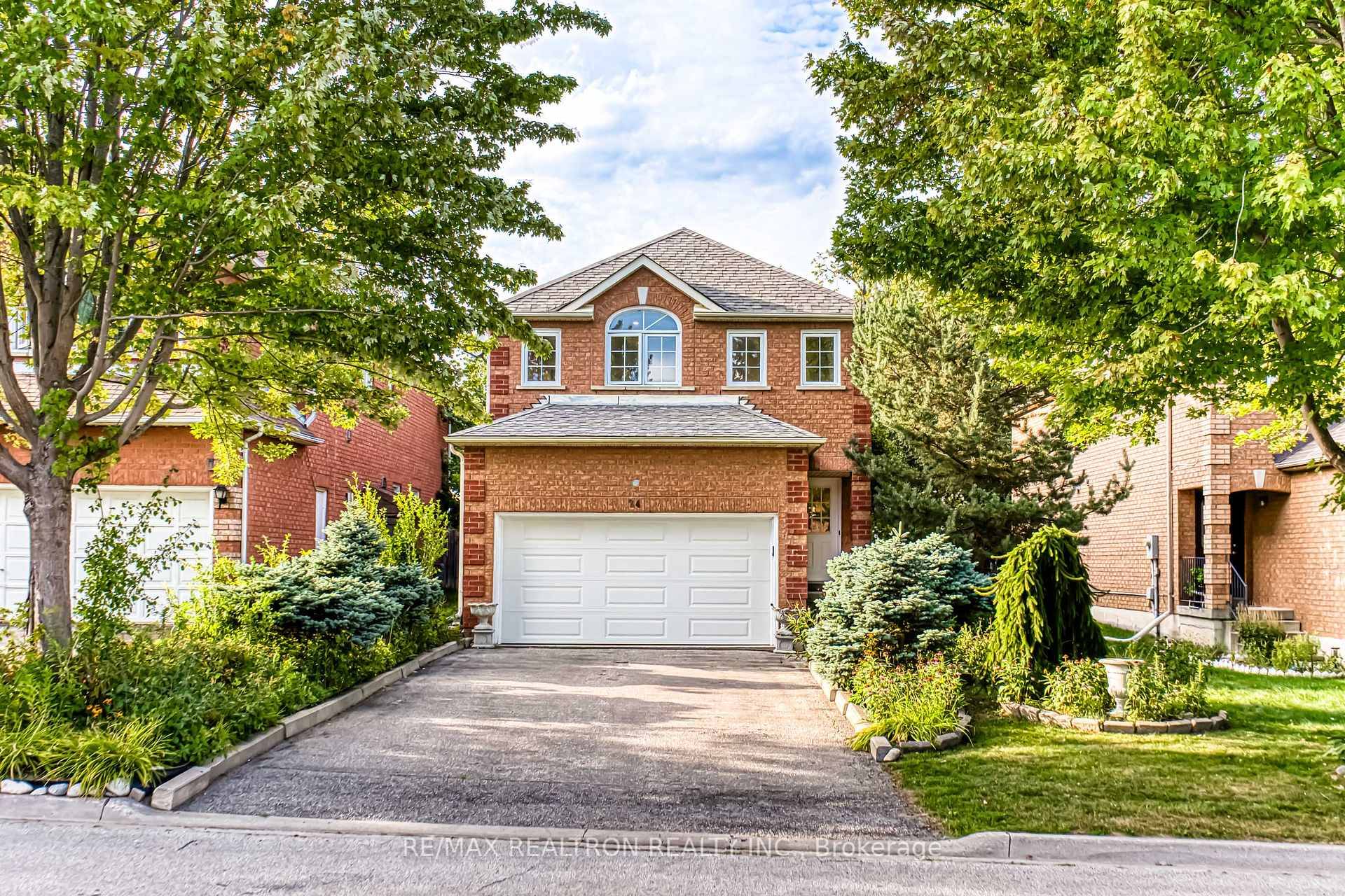 Welcome to luxury living in one of Richmond Hills most prestigious communities !