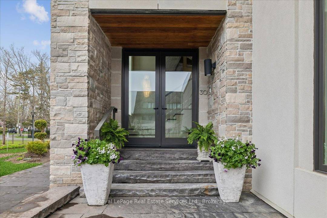 SPECTACULAR LAKEVIEWS. Welcome to Unit 30 at 10 Maple Grove Dr an exceptional residence tucked within the prestigious Edgemere Estates community in Southeast Oakville.