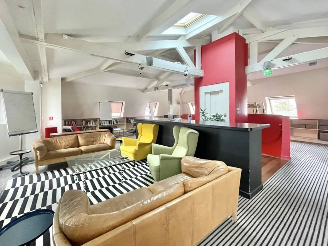 Boulogne Independent Building 624 sqm, 3 levels, terraces, elevator, 11 parking spaces.