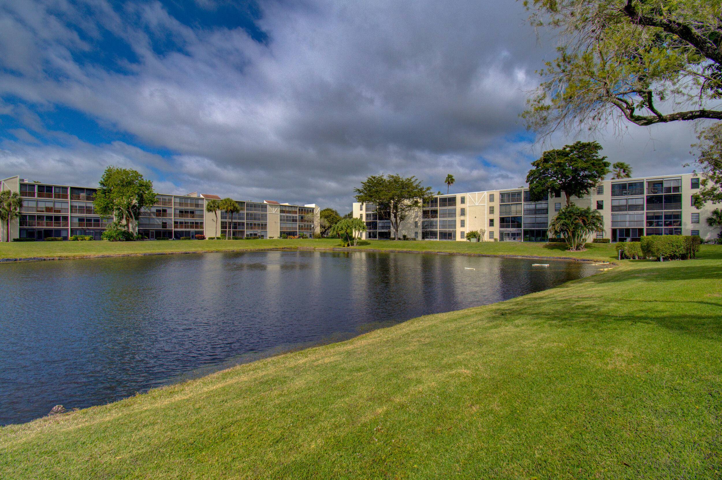 Introducing Huntington Lakes an active adult community that offers a cozy and spacious two bedroom and two bathroom unit.