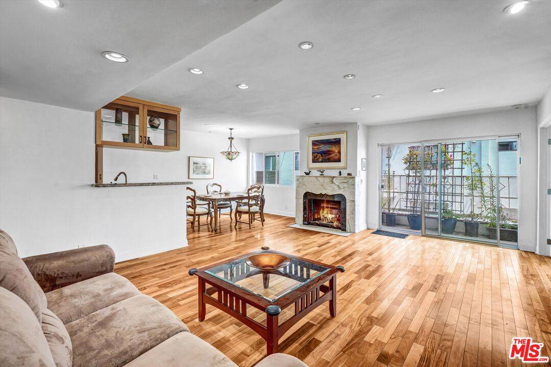 910  S Holt Ave 1BR Beverlywood La