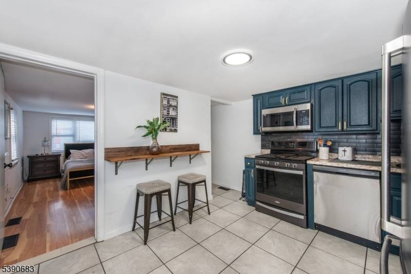 Welcome home to this beautifully renovated in 2024 1281 Square Foot home in the very desirable RONBOUND section of Newark.