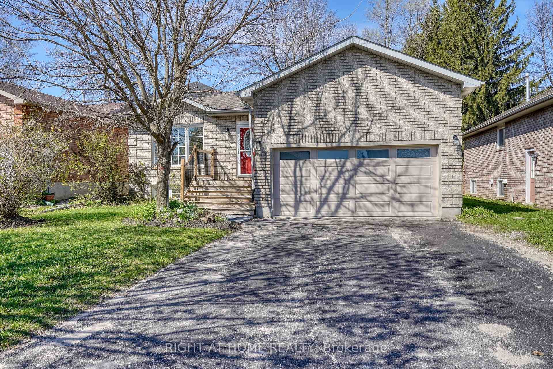 Lower Level With Separate Walk Up Entrance In Detached Bungalow In The Quiet Family Area !