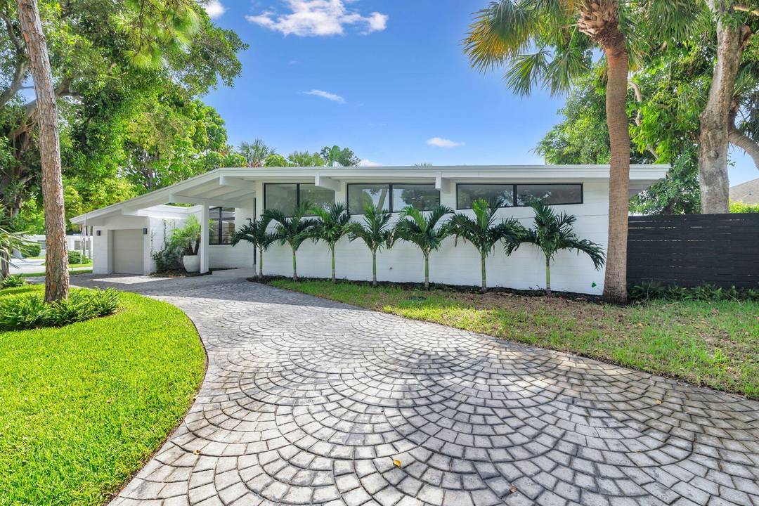 Mid century modern architecture at its best !