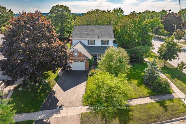 Summer is Calling ! This detached 4 1 bed, 3.