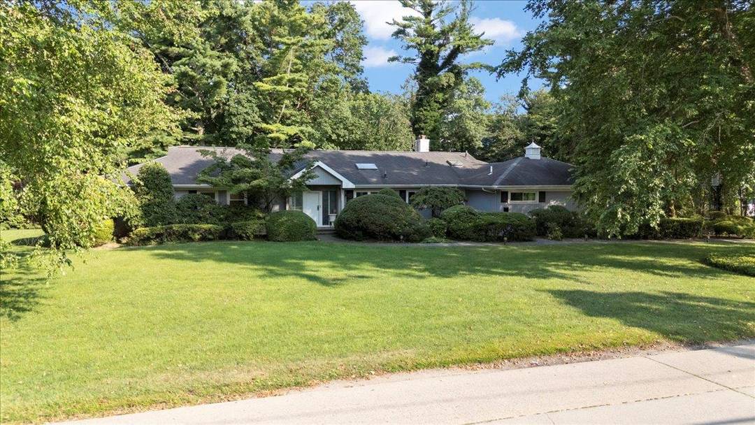 Welcome to this move in ready, single story ranch home located in the heart of Back Lawrence.