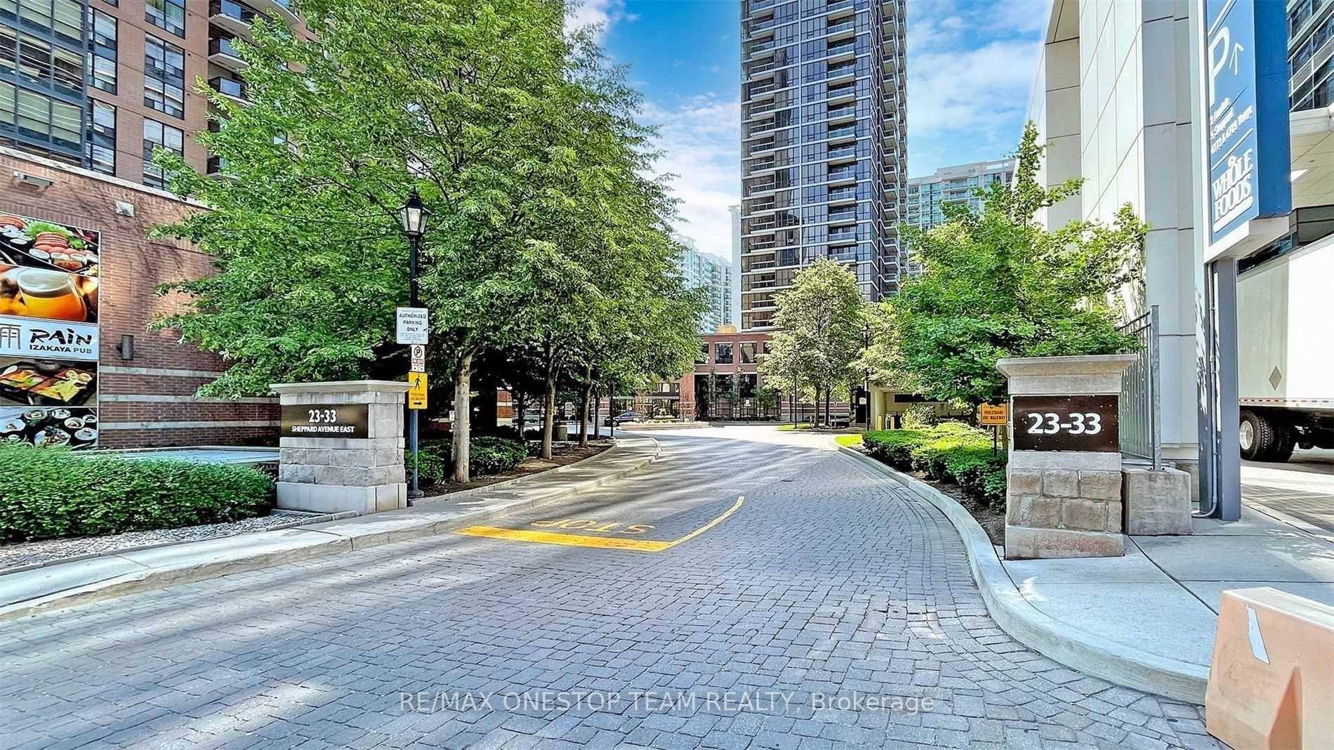Luxurious 1 Bedroom With Open Concept Study.