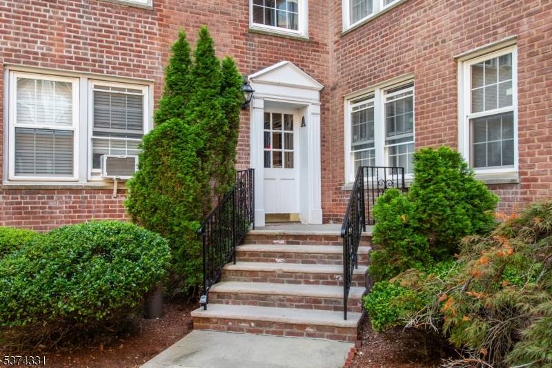 Commuter's dream ! Perfect for a first time home buyer, or downsizer looking to stay in the area, this newly refreshed two bedroom condominium located in the quiet Kip's Farm ...