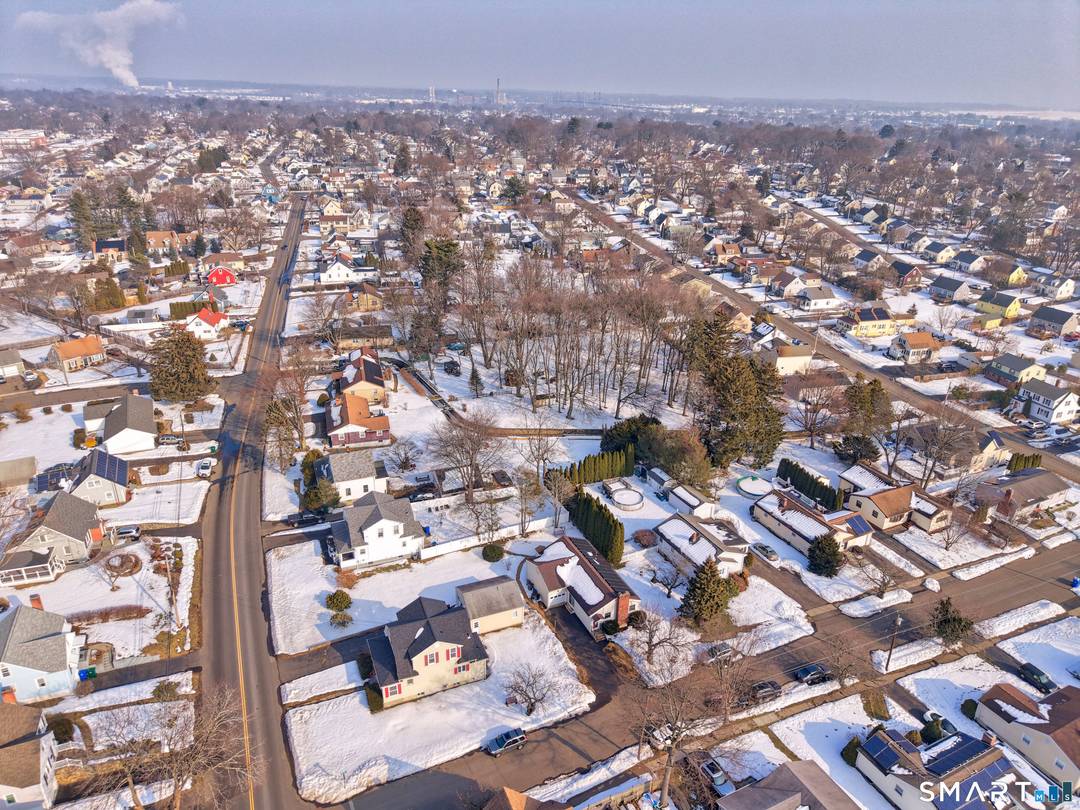 Beautifully Maintained Ranch Style Single Family Home in Stratford !