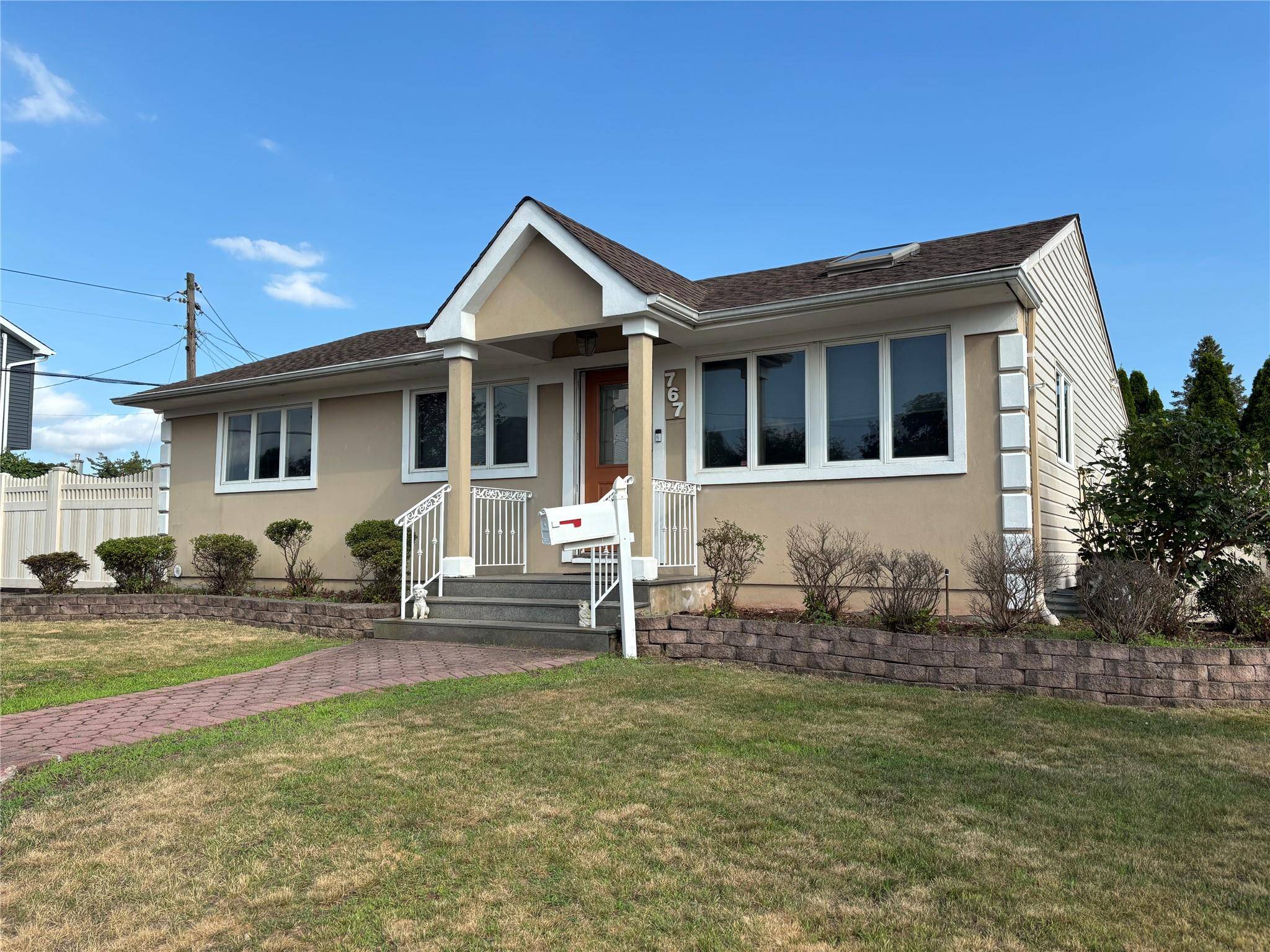 JUST REDUCED ! BEAUTIFUL STUCCO STYLE RANCH IN THE MIDDLE OF FRANKLIN SQUARES DOGWOOD SECTION WITH GREAT PROXIMITY TO ALL ON A OVERSIZED CORNER LOT.