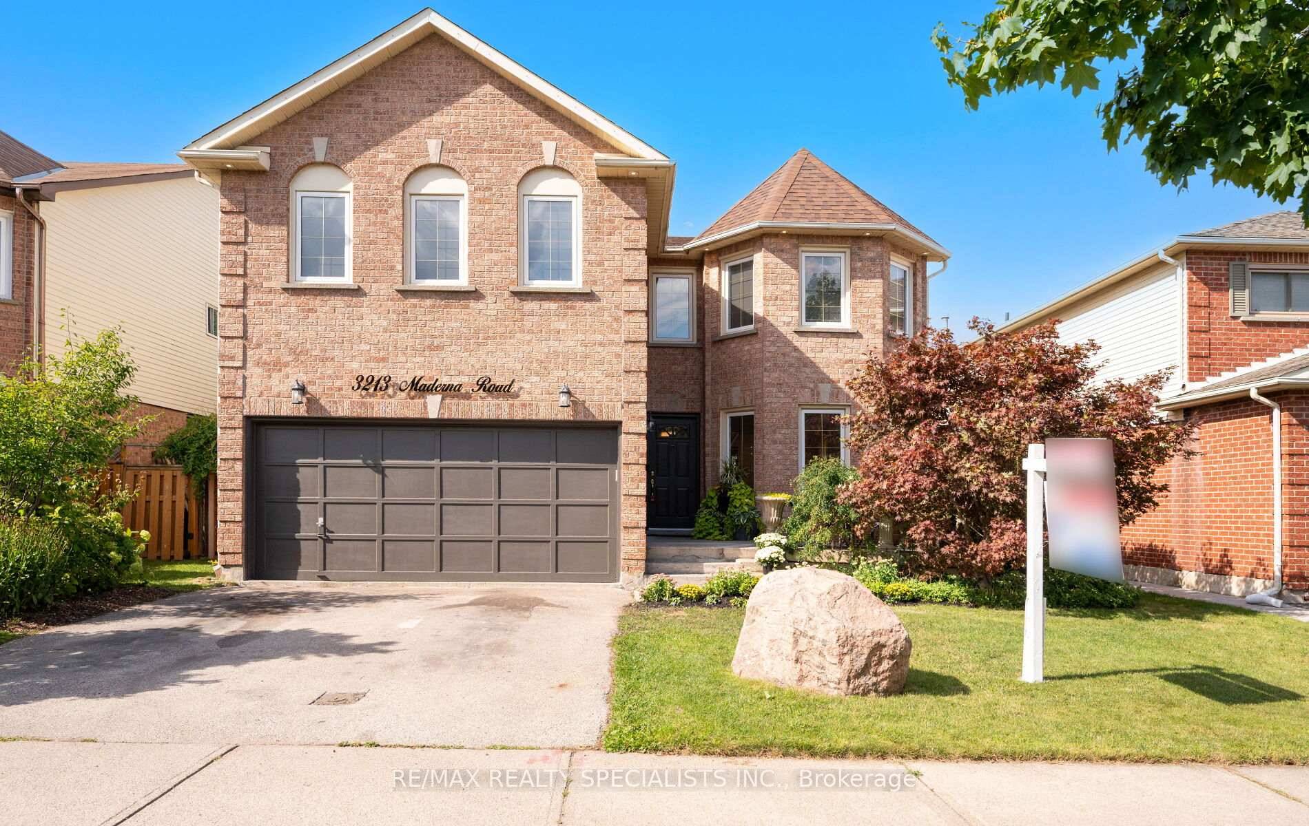 Welcome to this fabulous family home perfectly tucked on a quiet street in Burlington's most sought after Headon Forest neighborhood !