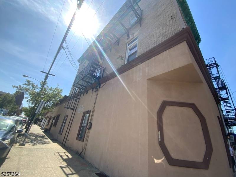 FOUR FAMILY BULIDING WITH TWO 3 BEDROOMS APARTMENTS AND 2 TWO BED ROOMS APARTMENTS.