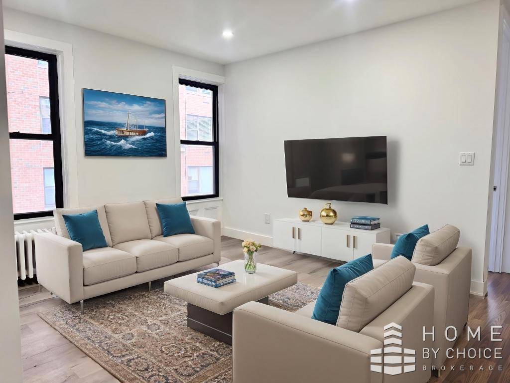 OPEN HOUSE BY APPOINTMENTWASHER DRYER IN UNITWelcome to the opportunity at Unit 8 of 409 East 84th Street, a beautifully maintained six story pre war building rising in the heart ...
