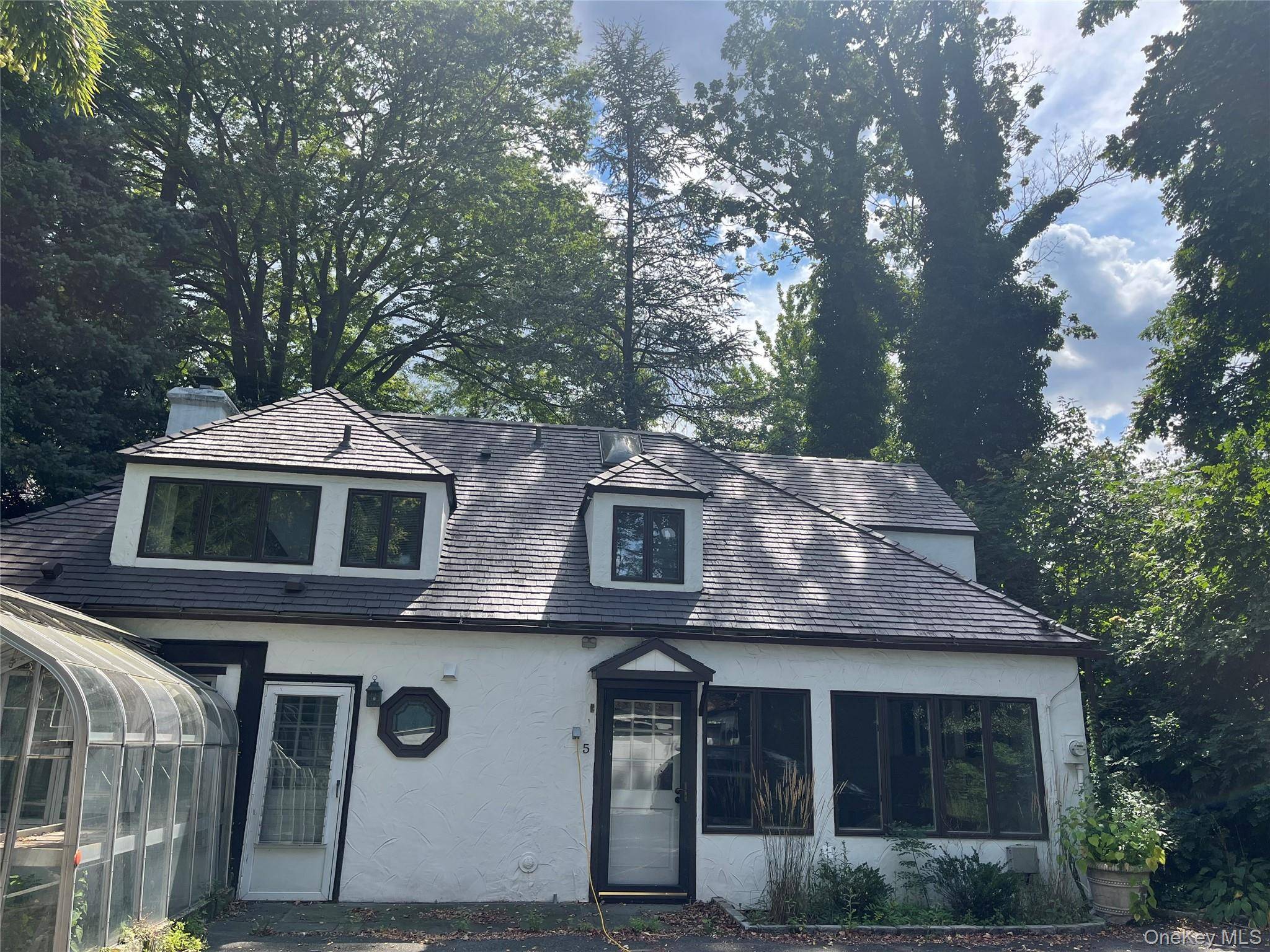 Location, Location ! Beacon Hill single family residence, 4 bedrooms, 1.