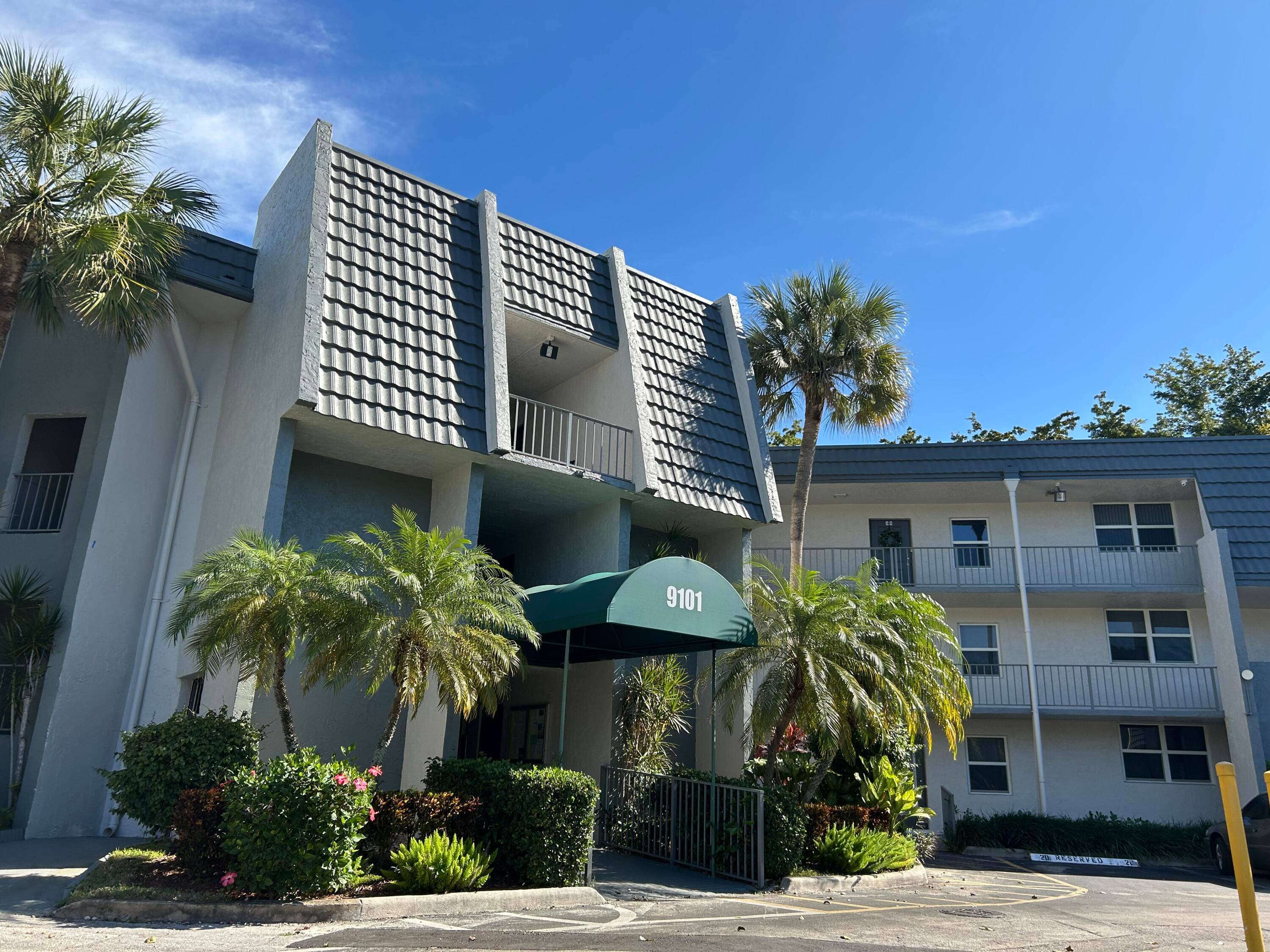 Discover this charming 2 bedroom, 2 bathroom corner unit located on the top floor of a 55 community in the heart of Tamarac.