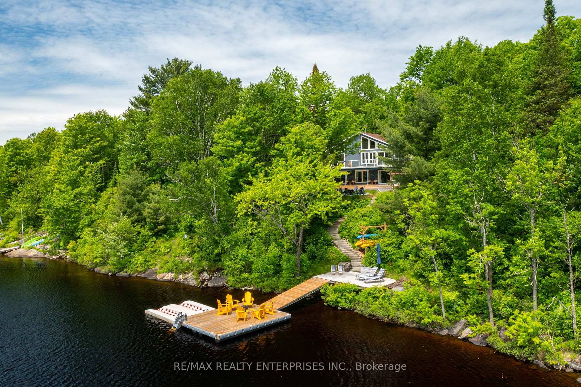 Lakeside living on beautiful Fox Lake in Huntsville, Muskoka.