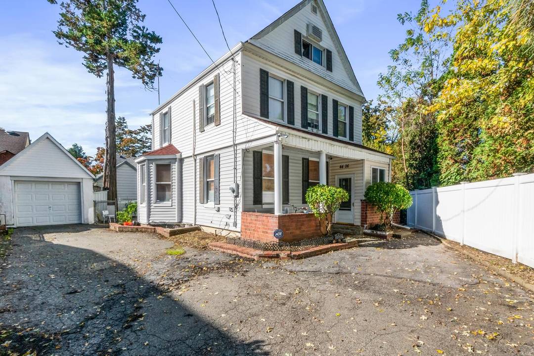 Well maintained single family Colonial in the heart of Little Neck, located in top rated School District 26 and zoned for National Blue Ribbon Award winning PS 94 and MS ...