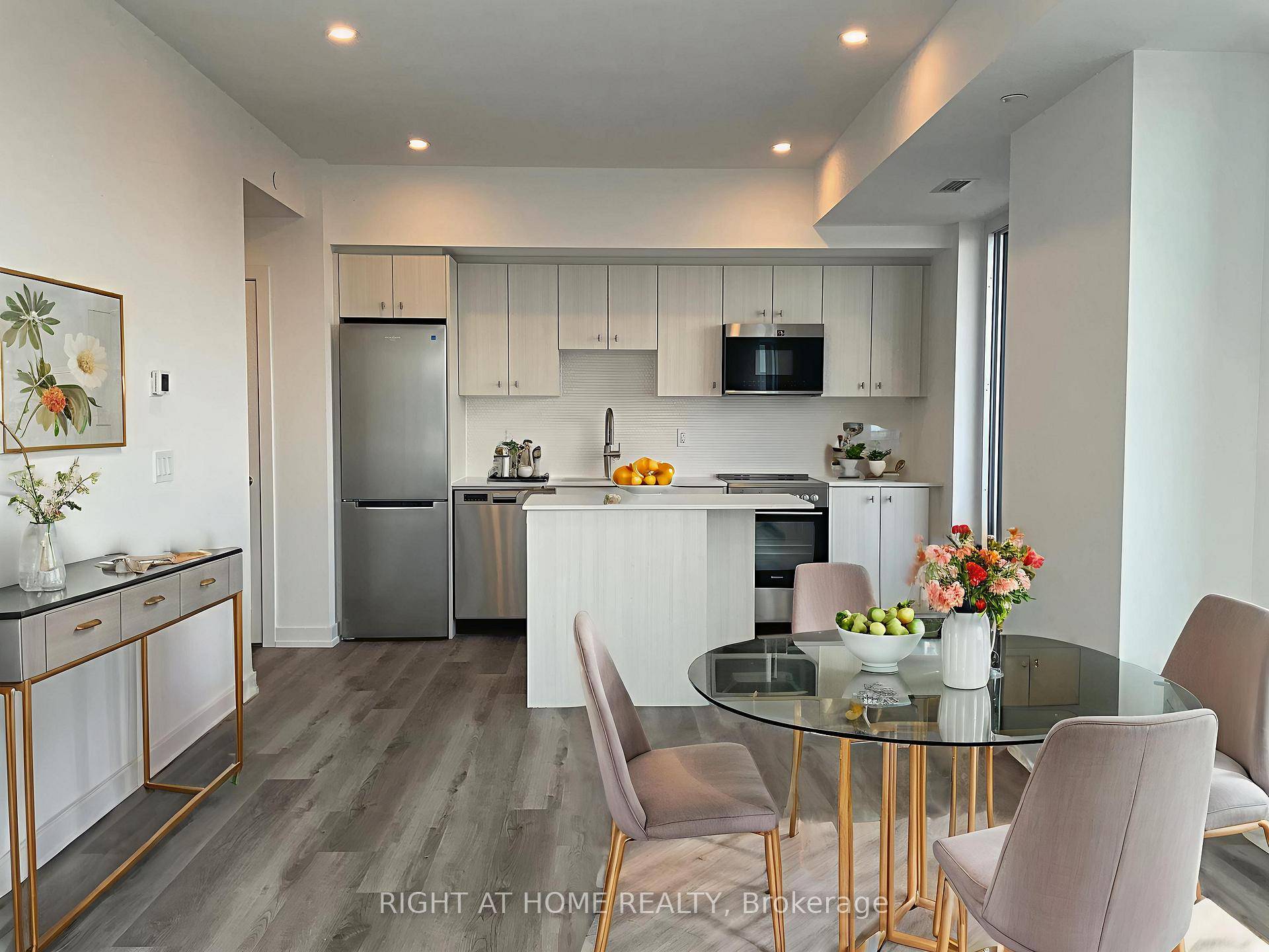 Beautiful amp ; Spacious 1 Bed Corner Suite Has Floor to Ceiling Windows With An Unobstructed View Overlooking King amp ; Wellington.