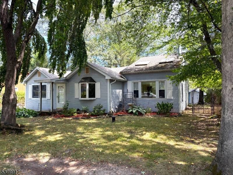 Wonderful opportunity to purchase a unique home in one of Ringwood's most desirable communities.