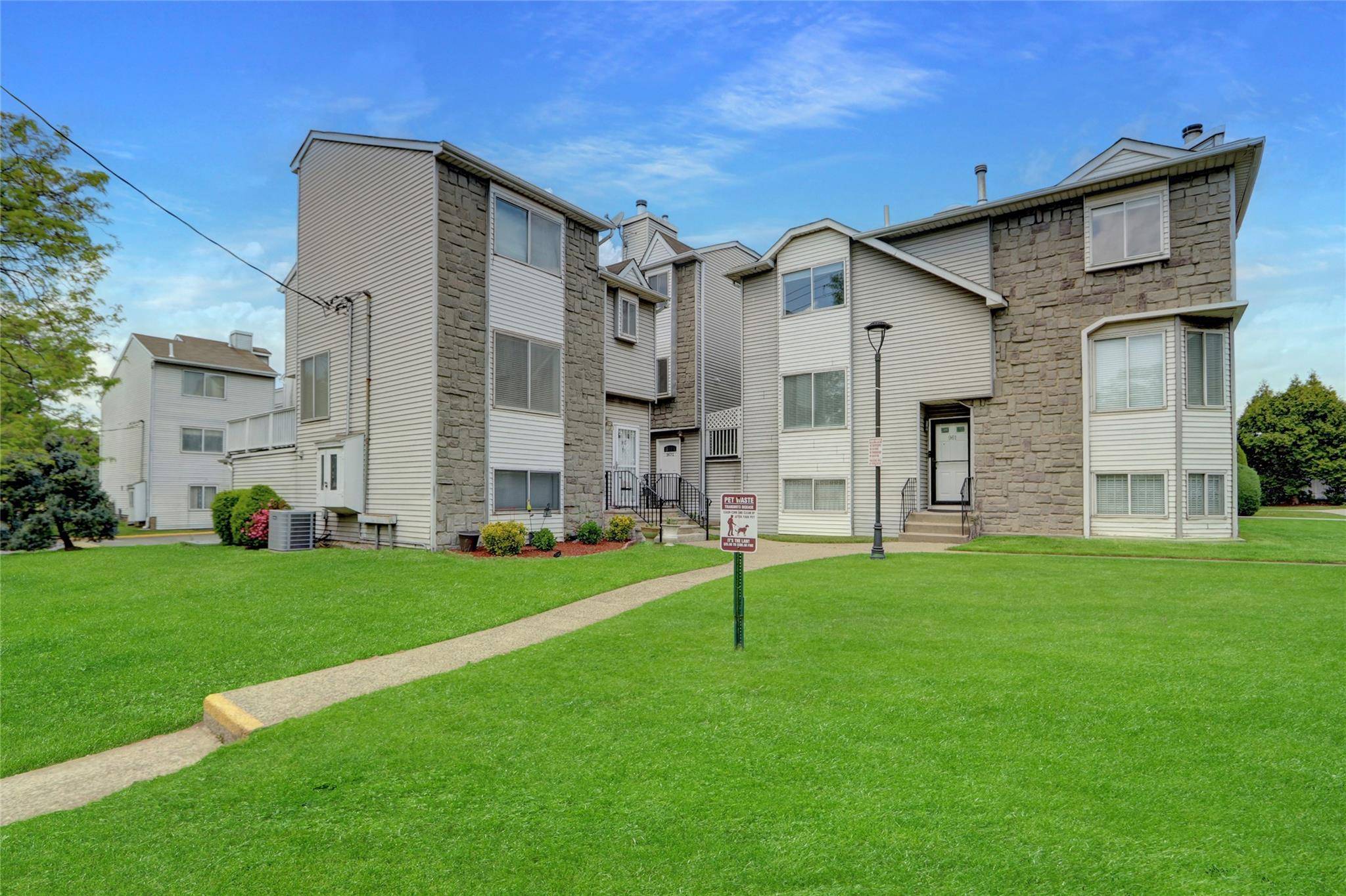 Move right in to this renovated Condo style home w 2 bedrooms, full bath w new kitchen and bath.