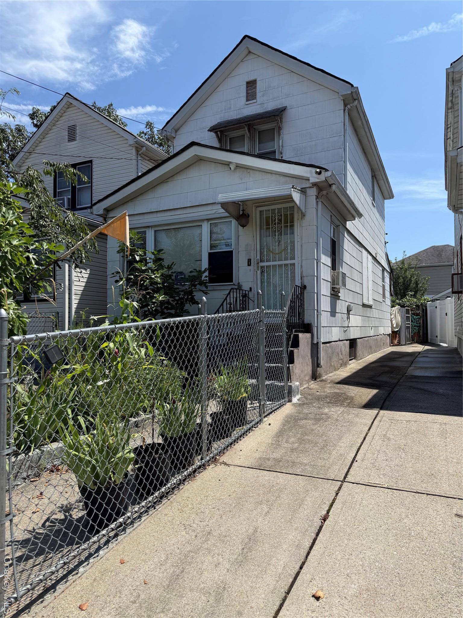 BEAUTIFUL ONE FAMILY 3 BEDROOMS AND 3 BATHROOMS WITH A FULL BASEMENT WITH AN OUTSIDE ENTRANCE.