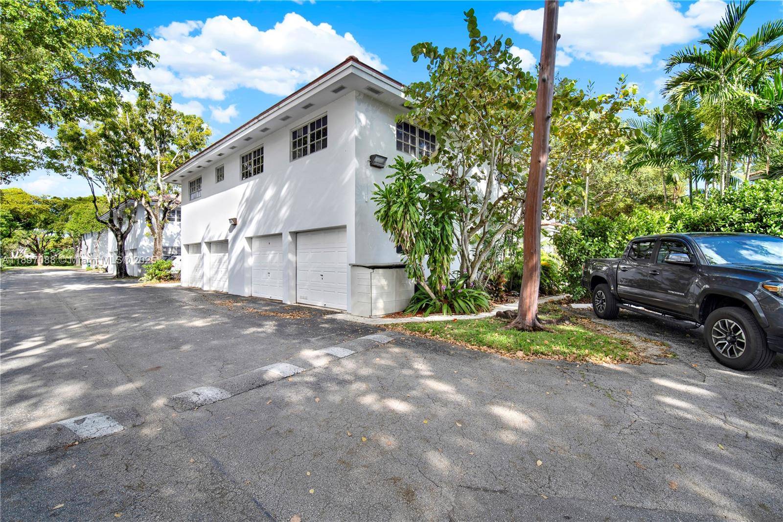 Very nice and rarely available condo townhome with 1 car garage in the sought after community of Camino Circle Kings Creek neighborhood.