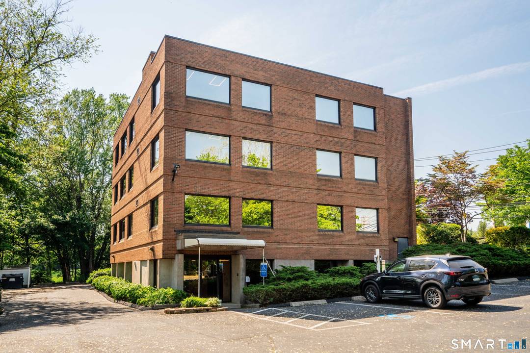 Welcome to The Meadowbrook Building, a four story brick professional office building on Hamden's Dixwell Avenue corridor !