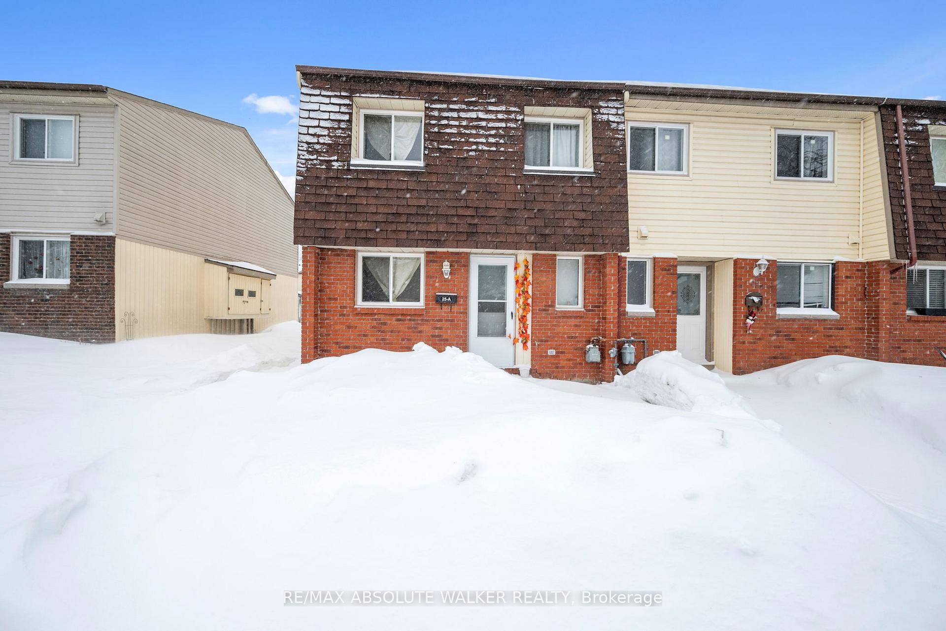 This delightful 3 bedroom, 2 bathroom condo is the perfect opportunity for first time homebuyers, down sizers, or investors looking for a fantastic property in a sought after neighbourhood.
