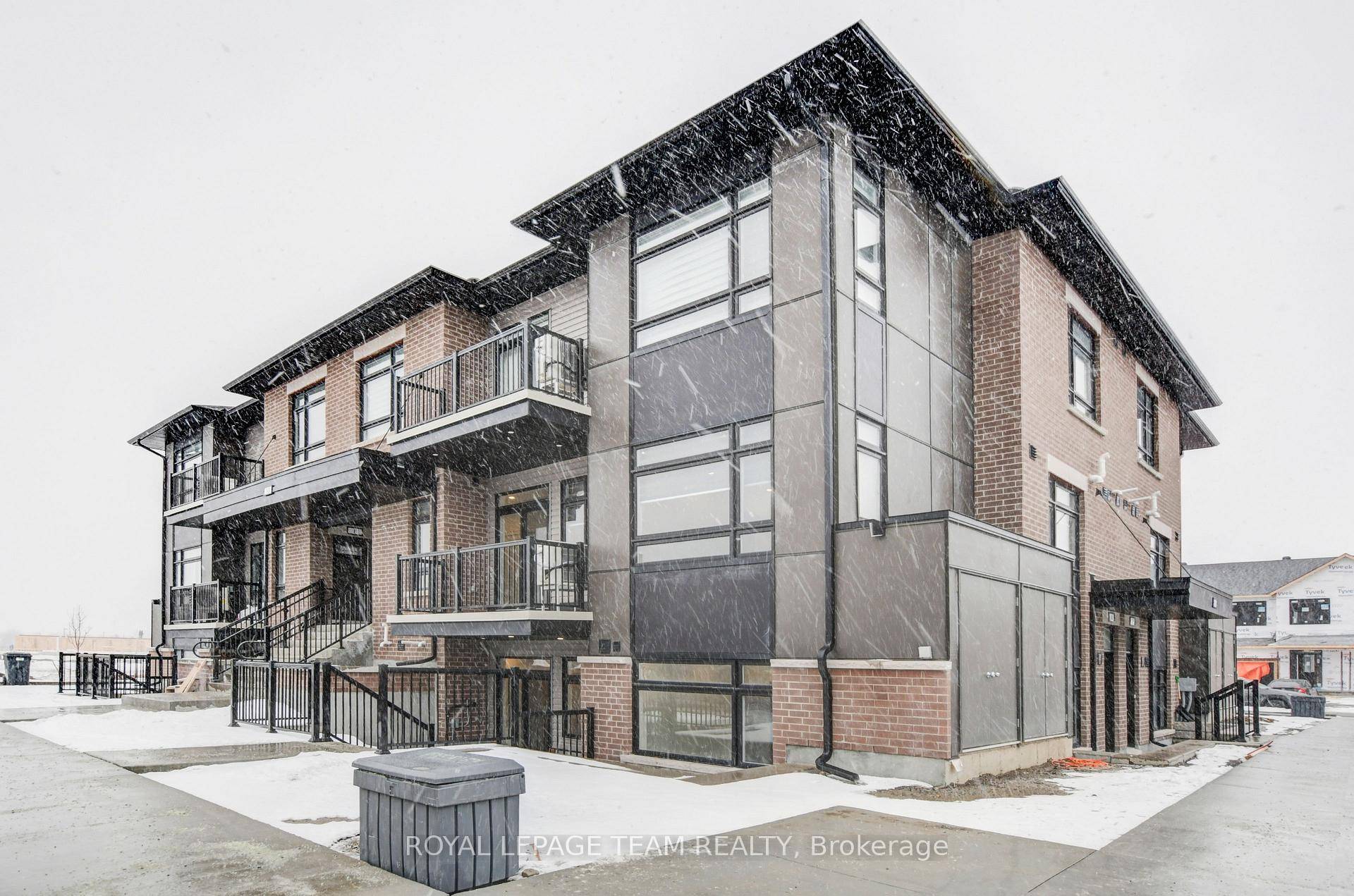 This bright and welcoming 2 bedroom, 2 bathroom unit is ready for new residents to call it home !