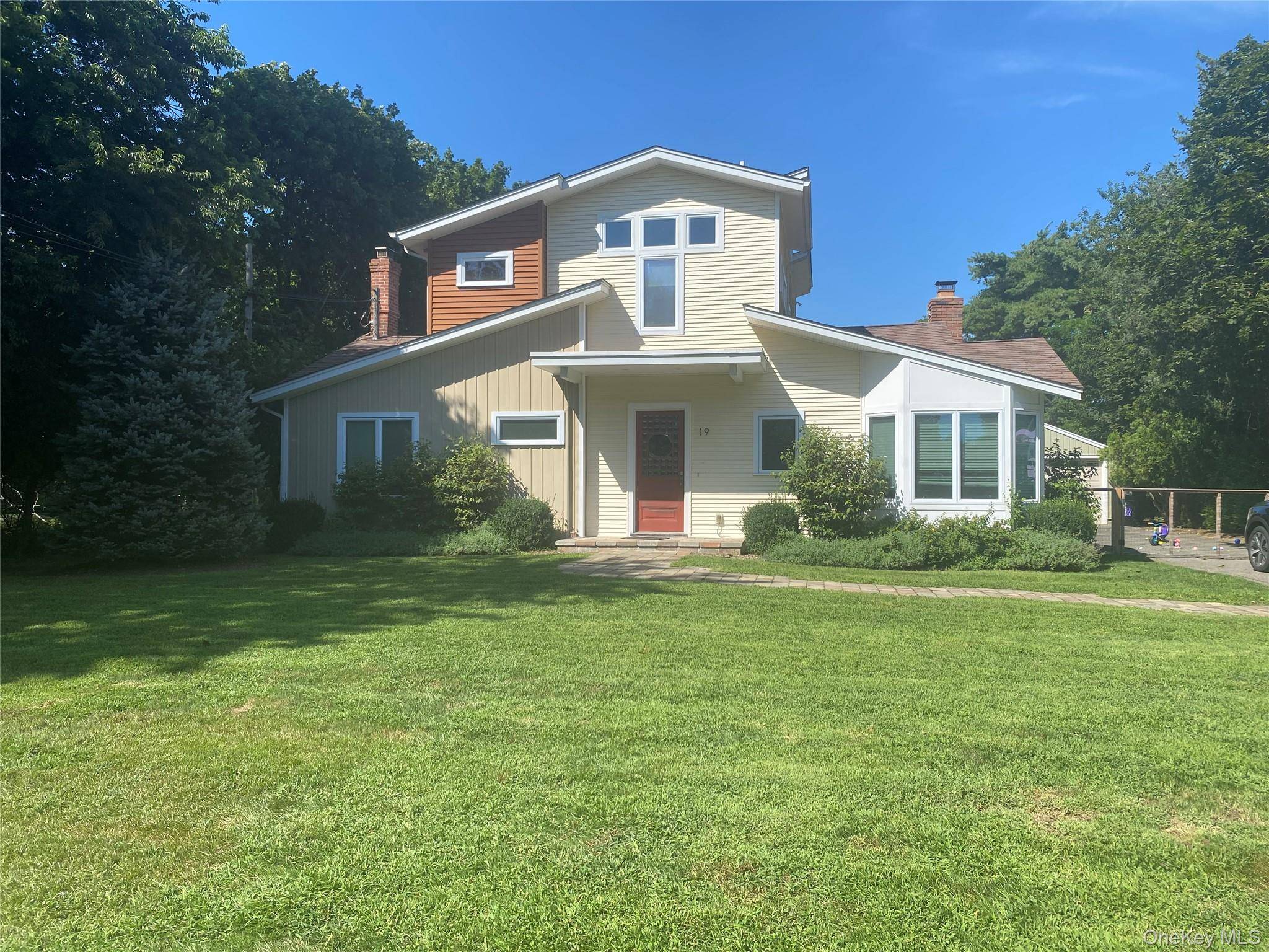 Beautiful Contemporary Home located in Hampton Point Community of East Quogue.