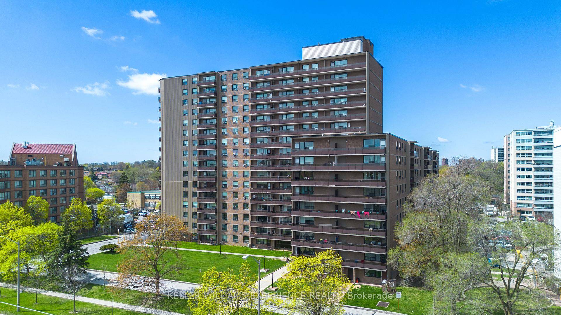 Welcome to 180 Markham Rd 117 in the heart of Markham Glen, where comfort meets convenience.