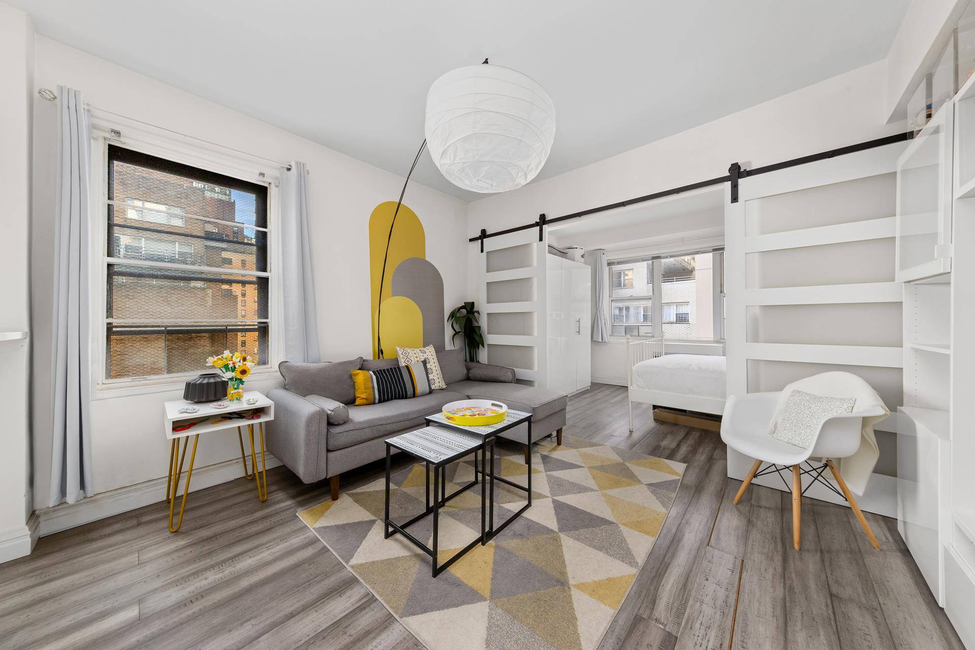 Stunning Studio with Breathtaking Views High Floor, Gut Renovated, Prime Location Near Grand Central Located on a high floor, this beautifully gut renovated studio offers modern city living with spectacular ...