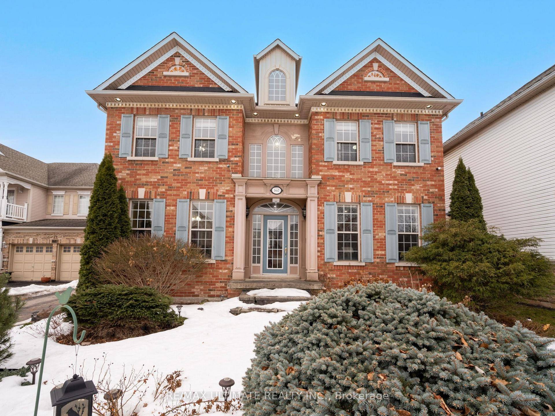 Stunning 2 Storey Home Overlooking the Royal Niagara Golf Course !