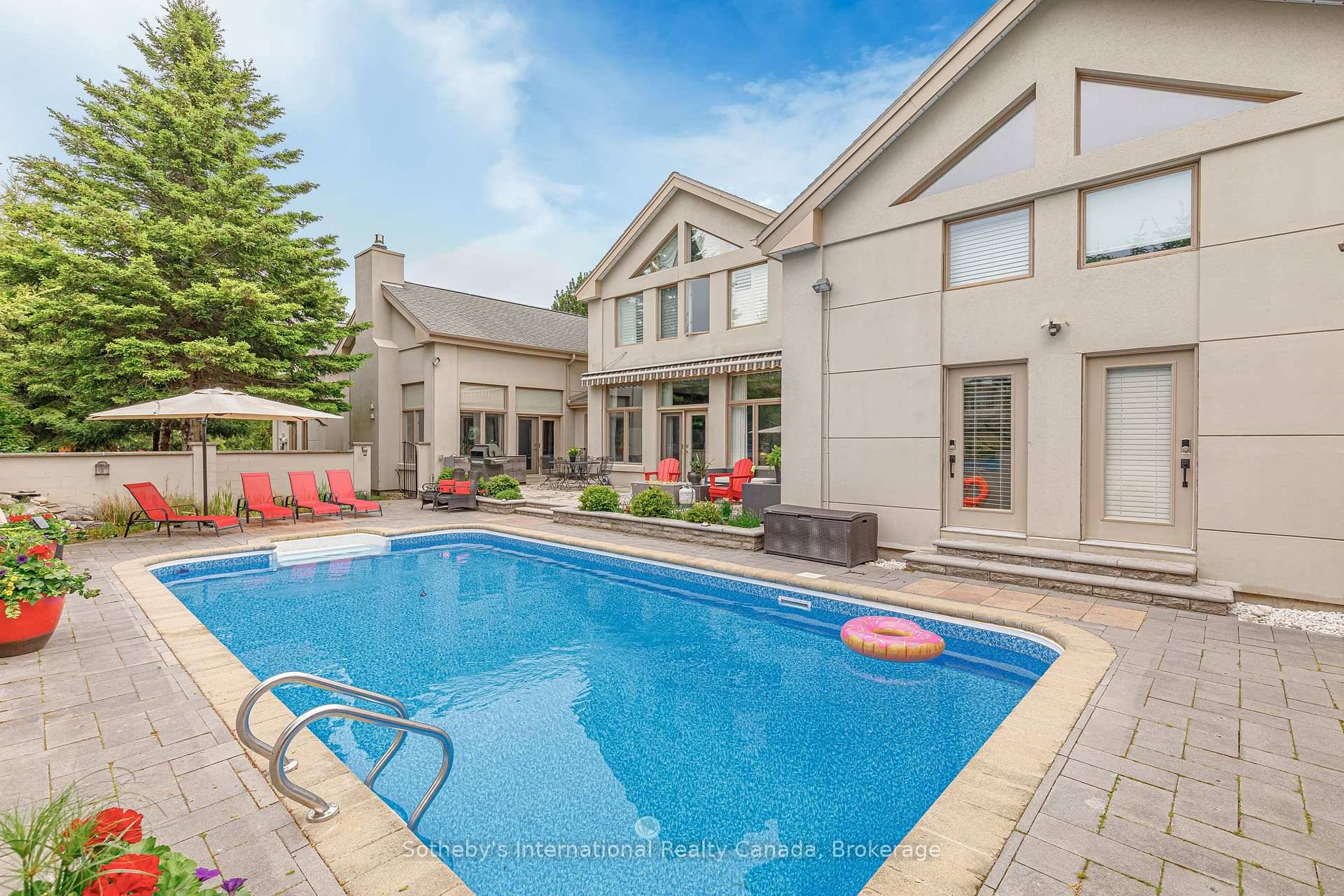 Discover luxury resort style living in this stunning 4 bedroom, 5 bathroom retreat boasting over 4, 900 sq ft of exquisitely finished space in the heart of the Blue Mountains.