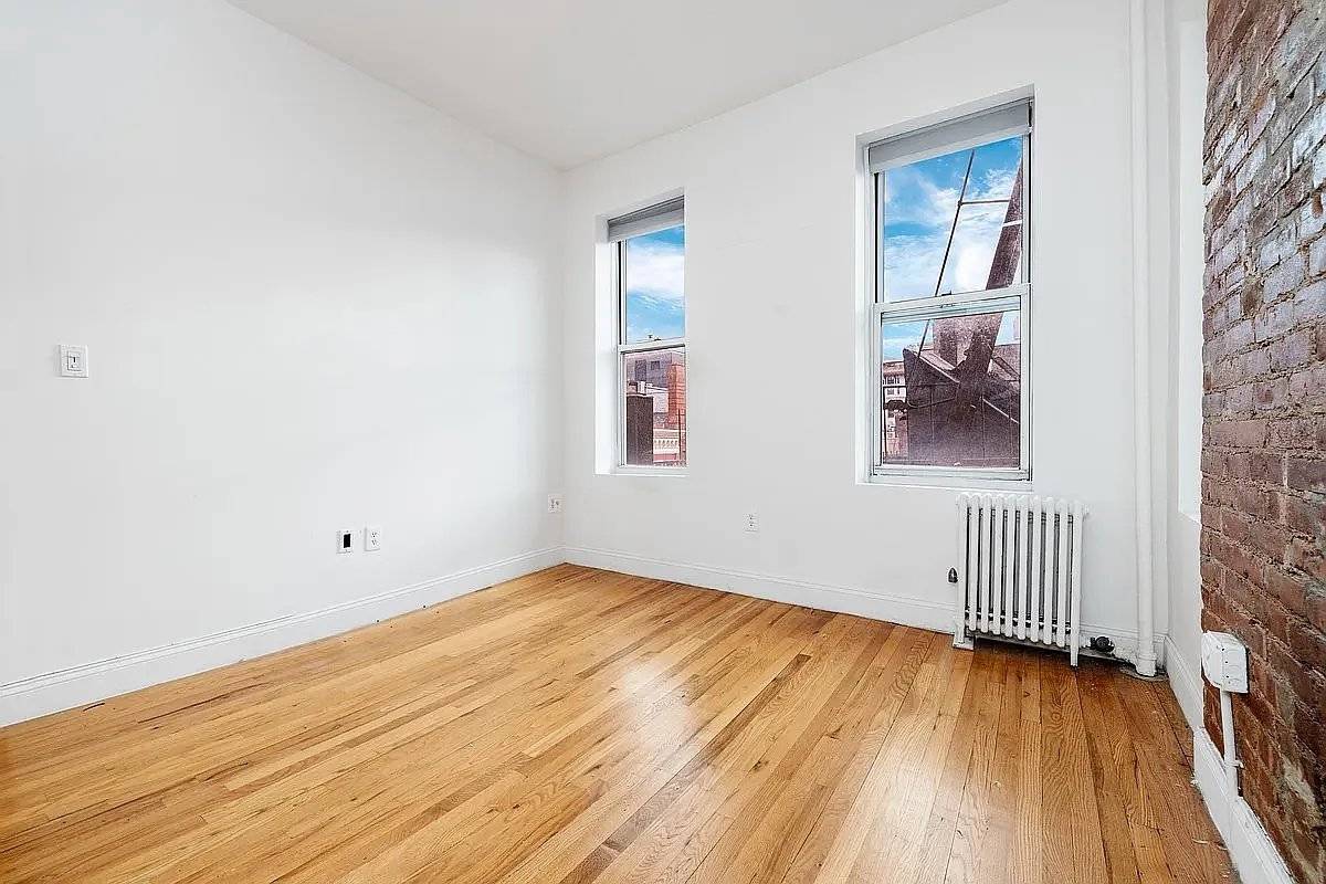 Welcome to your new Greenwich Village ONE BEDROOM APARTMENT !