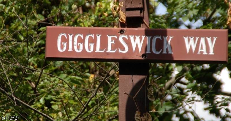 Welcome to The Woodlands North Edison's Premier Townhome Community The Woodlands offers an unparalleled blend of privacy, natural beauty, and convenience.