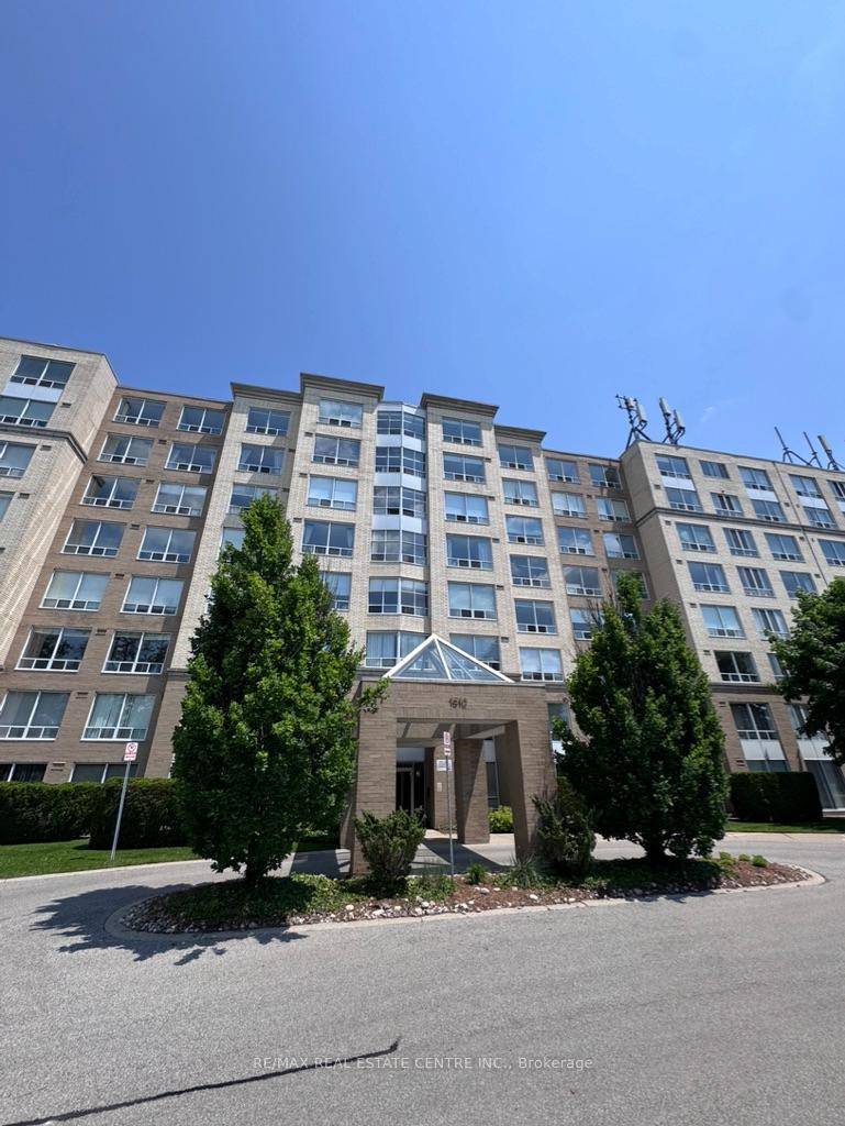 Spacious and beautifully furnished 2 bedroom, 2 bathroom apartment available for lease !