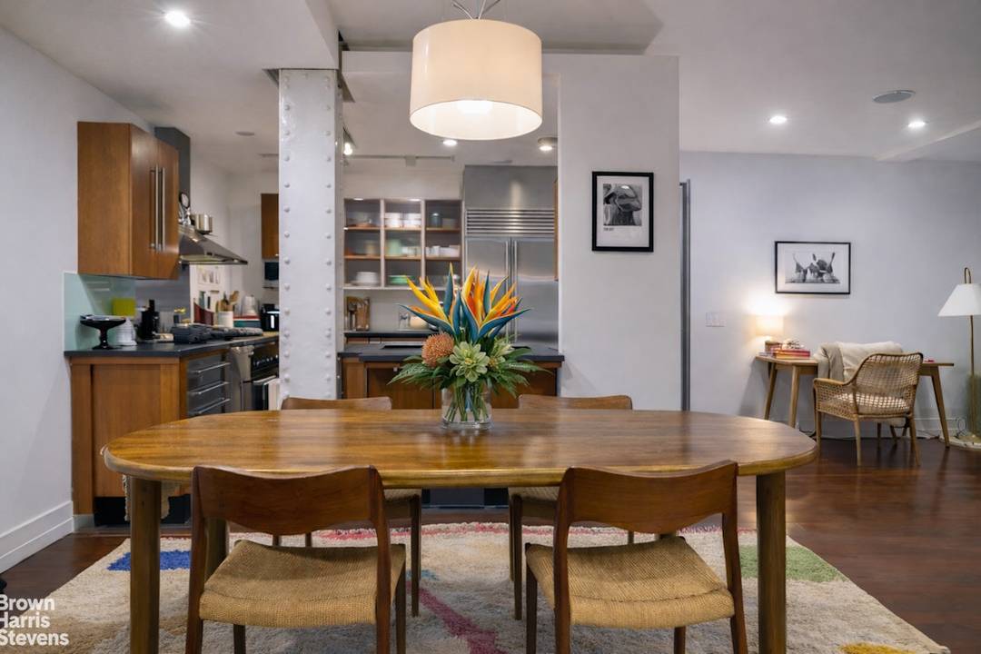 ART DECO GEM The Filipacchi Foussard Team is pleased to present this striking loft style condominium residence located in one of Tribeca's most distinctive historic buildings.