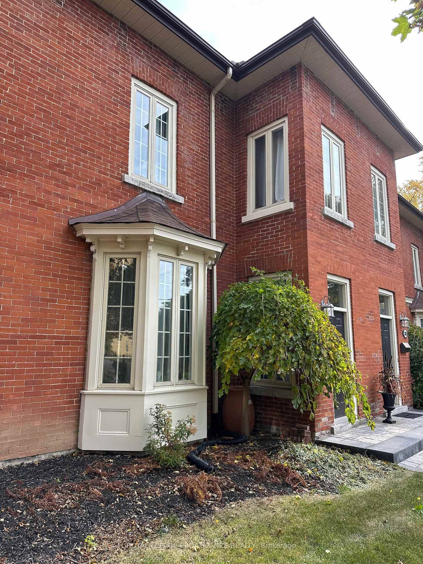 Situated in the desirable Old East Hill this charming condominium is a great place to live with ease.