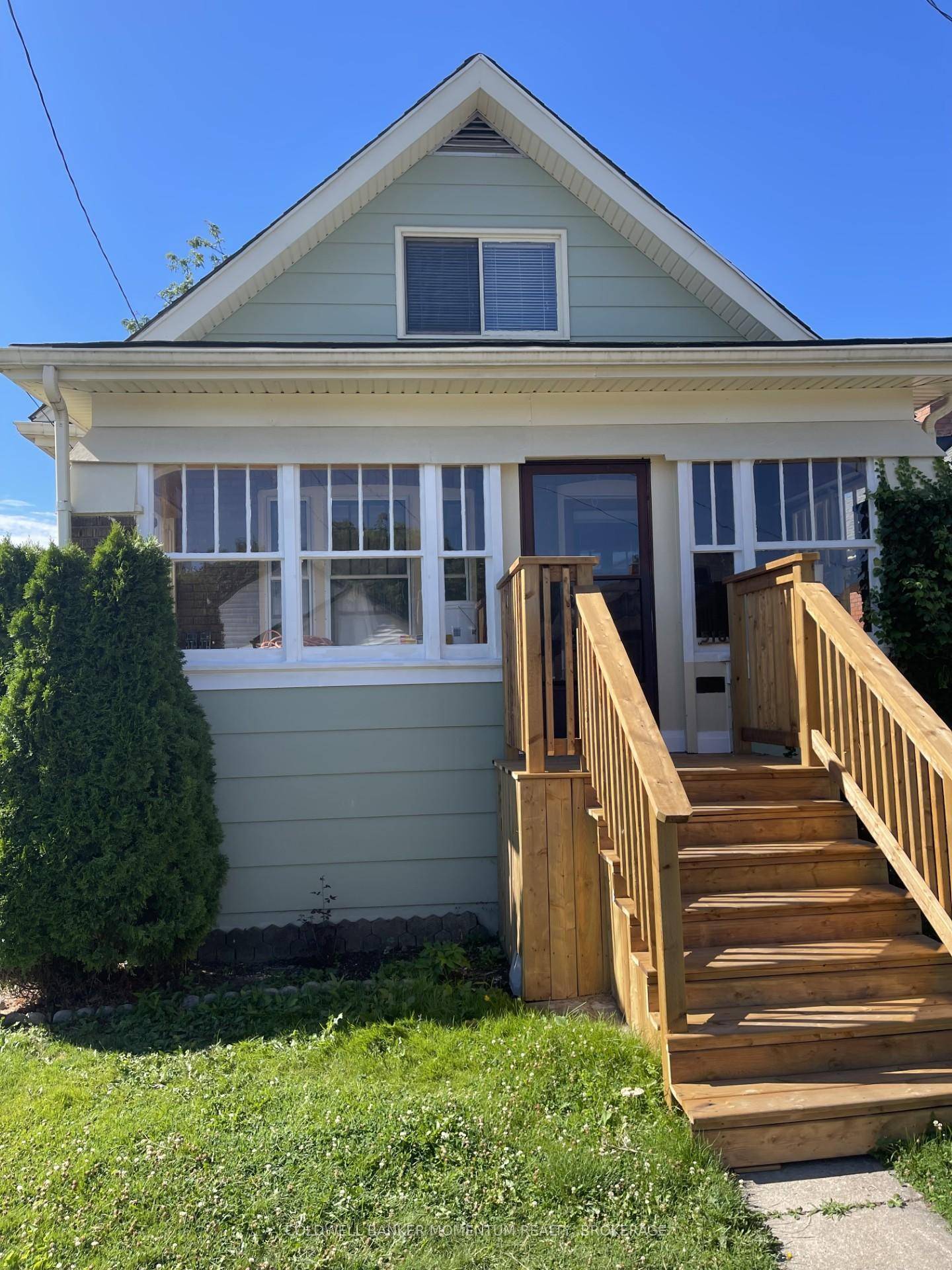 AMAZINGLY renovated brick 3 bedroom close to park and downtown.
